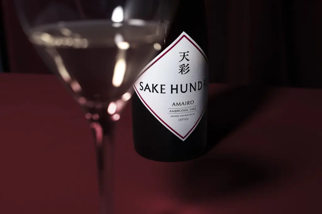 Sake_Hundred_Amairo_Main_Bottle+Glass01_2312.webp